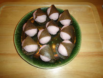 毎年桜餅を載せる織部のお皿