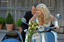 Vespa-Gespann und Top-Brautpaar