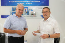 Günter Schroth, Vorsitzender des Vereins Bildung und Begegnung Palästina, freut sich über die von Klaus Nussbaum überreichte Spende der Nussbaum Stiftung. Foto: dyh
