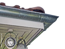 Fitze Dach AG der Dachdecker bietet Dachrandverkleidungen an. Solche Dachrandverkleidungen schützen den Unterbau vor Fäulnis und sind zudem aus Alu, Chromstahl oder Kupfer noch dekorativ.