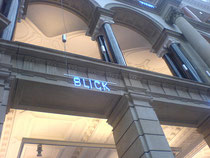   Museum für Kommunikation Berlin, Aula, leuchtender Schriftzug: Blick