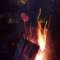 Am Feuer, mit dem Feuer das eigene Feuer wecken (Karin Raffeiner)