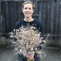 Doris mit Trockenblumenstrauß