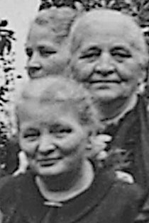 Marie Kraft (unten) mit ihrer Mutter Martha und der Schwester Sophie