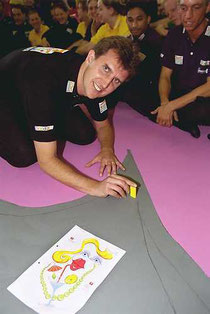 Robin Weijers und Aufbauer beim Domino Day 2001. Foto von KIPPA, s. o.