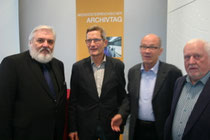 Hofrat Willibald Rosner (li.) mit den Langenloiser Archivaren Ing. Erwin Hörmann,  Richard Loimer und Mag. Johann Ennser. Foto: WaPA