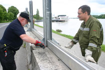 Links: Roland Hintenberger beim letzten Hochwassereinsatz in Krems. Foto: WaPA