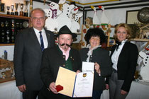 Bürgermeister Dr. Reinhard Resch verlieh Franz Karl (im Bild mit Gattin Charlotte und StR Eva Hollerer) die große Ehrennadel in Gold mit Lorbeer. Foto: WaPA/Stadt  Krems