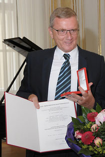 Prof. Dr. Johann Günther wurde mit  dem Goldenen Ehrenzeichen der Republik Österreich geehrt. Foto: zVg