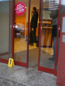 Die Polizei rekonstruierte den Tathergang in der Bankfiliale in Rehberg. Foto: WaPA