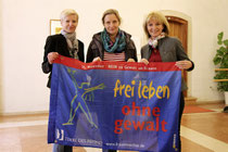 Stadträtin Eva Hollerer setzt sich gemeinsam mit „Lilith Frauenzimmer“ gegen Gewalt an Frauen ein. Von links: Marlene Kerschner, Mag. Lisbeth Pölzinger, Stadträtin Eva Hollerer. Foto: zVg