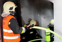 FF Krems bei Löscharbeiten. Foto: FF Krems