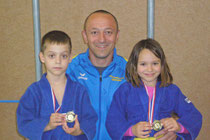 Trainer Andreas Schlögl mit Fabian Dogariu und Franziska Schlögl. Foto zVg