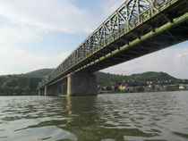 Die Mauterner Brücke ist nach einer Fahrbahnsenkung unpassierbar. Foto: WaPA