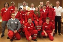 Absolventen und Prüfer der Rettungssanitäter- Prüfung. Foto:zVg