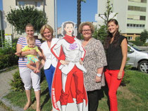 Foto v.l.n.r.: Jasmina Brdaninovic mit Sohn Emin, StRin Eva Hollerer, Andrea Bergmaier, Tanja Reiter. zVg.