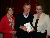 Die Autorin Katharina Grabner-Hayden mit dem Kremser Buchhändler der Fa. Schmidl. Foto: WaPA