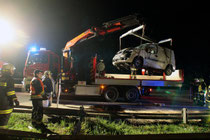 Feuerwehr bei der Bergung des PKWs. Foto: BFK-Krems
