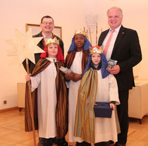 Bgm. Dr. Resch empfängt die Sternsinger und Pastoralassistent Peter Surböck. Foto: Stadt Krems