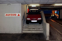 Auf der Stiege war die Fahrt in die Garage zu Ende. Foto: FF Krems