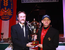 Alfred Fries erhielt den General Stodulka-Pokal. Foto: Wolfgang Pehsl