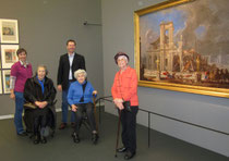 Seniorenbetreuerin Helga Blauensteiner, Claus Dobritzhofer, Leiter des SeneCura Sozialzentrums Krems, mit Bewohnerinnen des SeneCura Sozialzentrums. Foto:SeneCura 
