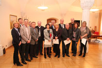 Stadträtin Eva Hollerer und Bürgermeister Dr. Reinhard Resch zeigten sich den langjährigen Mitarbeitern anerkennend. Foto:zVg