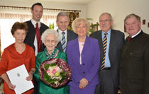 Josefa Proidl mit Familie und Gratulanten