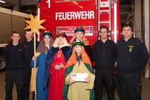 Foto: Elisabeth Wawerda, Theresa Wawerda, Michael Übl und Julia Übl mit Feuerwehrmännern der FF-Krems, zVg.