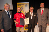 v.l.n.r. OSK Chef UNIV.-Prof. Dr. Harald Hertz, Staatsmeister Alfred Fries, Automobil Bergrenn- u. Slalomrennsport Kollegium Vorsitzender Wolfgang Sauer, Mitsubishi P.R. Manager Friedrich Sommer. Foto: Wolfgang Mauß