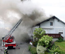 Das Einfamilienhaus wurde durch den Blitzeinschlag in Brand gesetzt. Foto: FF Krems
