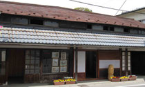 羽州街道に面した長屋門長屋(上山市十日町)