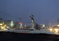 白い雪が似合うかみのやま温泉駅前