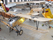 Albatros D.III in der Sammlung der Flugwerft neben Udet Flamingo und dem Otto Doppeldecker. Foto: jkob