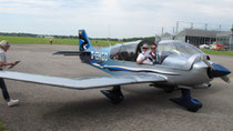 Ikarus Crew in der DR400 Regent des Ikarus Luftsportclub, Maxi Hartwig (l) und Sandro Wagner auf dem Vorfeld der Flugwerft, Abgabe der Tagesaufgabe des Wettbewerbs.
