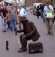 Invisible chair (Photo BaslerBiker)
