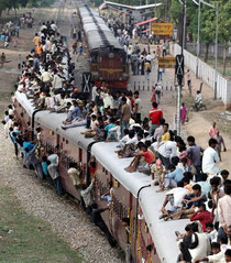 インドの電車。なんだ!この大量の人は!これじゃ、遅れるわ・・・