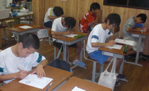 数学の小テストをがんばる塾生たち