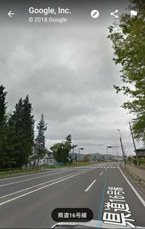 太田東小学校の前に信号機があります