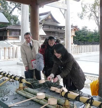 籠神社を案内中の副会長　東さん