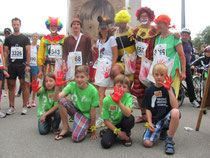 Die Rote Hand Kinder von links Michael, Jonas, Markus und Moritz mit den Spendenclownultramarathonläufern Rolf und seinen Freunden