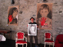 Tomé mit den Porträts von Jonas und Markus in der Schlosshalle und mit dem vor Ort gezeichneten tibetanischen Mädchen