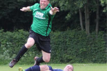 Hart genommen wird hier der Gegenspieler von Martin Tegtmeier. Foto: André Hilgers
