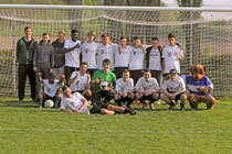 Das siegreiche Team von SW Meckinghoven mit Trainer Julian Scheidt (l.) und Horneburgs Maskottchen »Horni«. Foto: André Hilgers