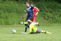 Keine Chance für Halterns Torwart Thilo Marx. Horneburgs Marvin Peterlin zieht an ihm vorbei und markiert das 1:0. Foto: Koopmann