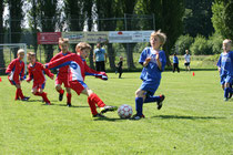 Der Horneburger Jonas Gresch im Zweikampf (rechts). Foto: Dirk Hantrop