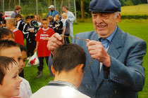 Ludwig Giezek zeichnet einen Spieler aus (Archiv)
