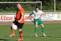 Durch die Beine von Horneburgs Martin Tegtmeier trifft Germanias Andreas Stolzenberg zum 1:1-Ausgleich. Foto: Peter Koopmann