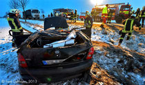 Die Polizei hat die Ermittlungen zur Unfallursache aufgenommen. Die Straße war für mehrere Stunden voll gesperrt.   (BILD: Frank Gehrmann)