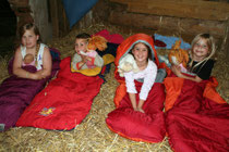 Kinder im Heu